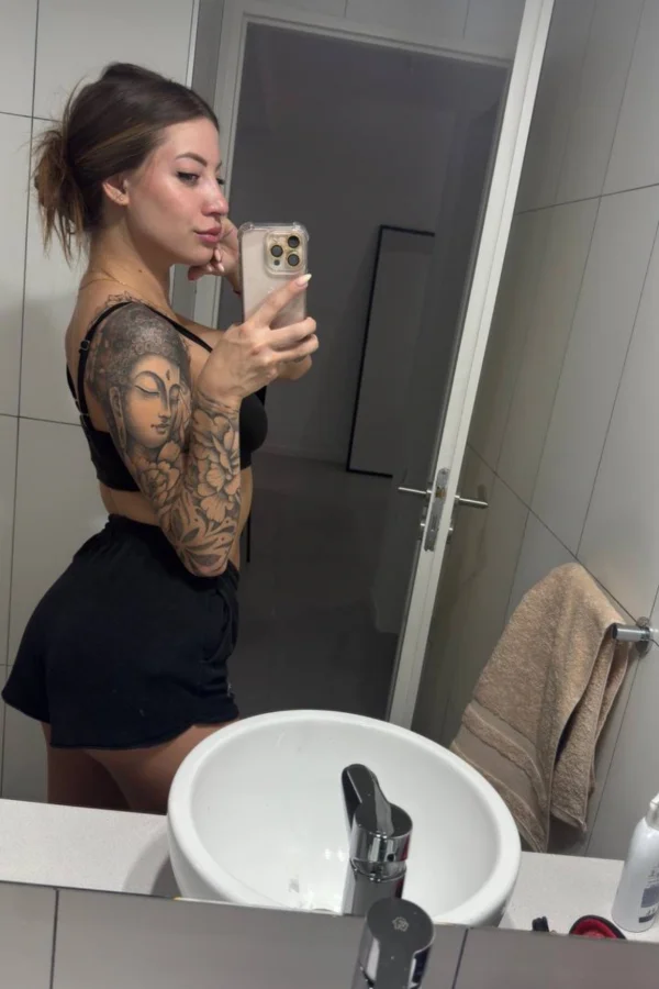 Valeria +52(566)2414-586