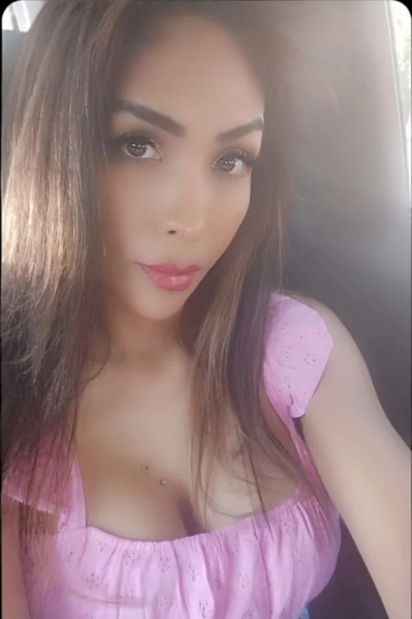 Larissa +52(551)4927-487
